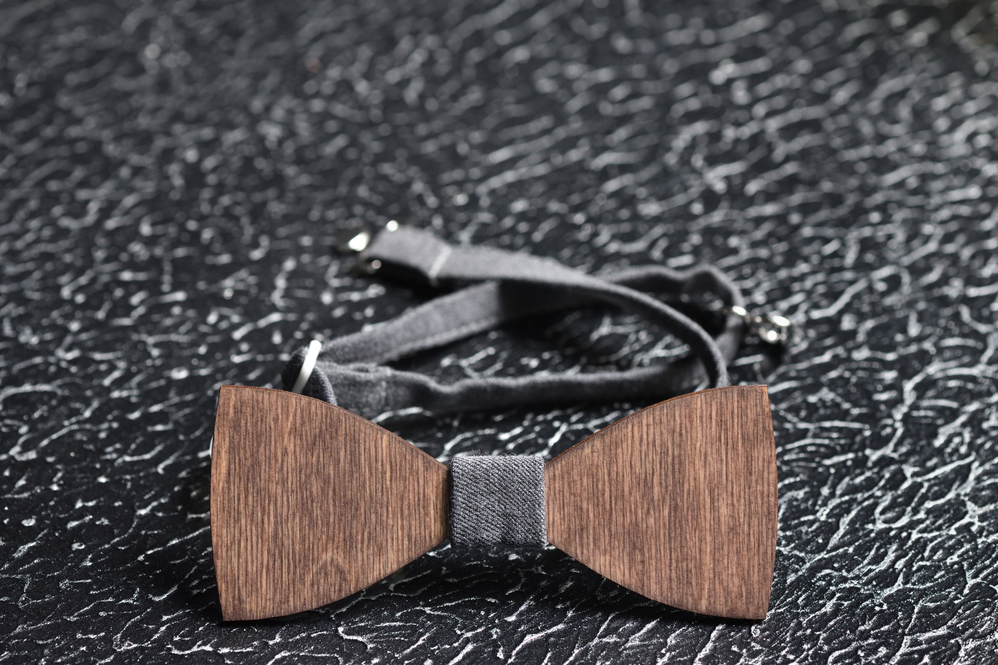 Explorez notre guide sur les nœuds papillon en bois : un accessoire élégant et écologique. Conseils, styles et avantages pour un choix parfait.